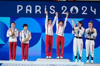 | Photo: AP/Jin Lee Man : China's Chen Yuxi and Quan Hongchan celebrate after winning the gold